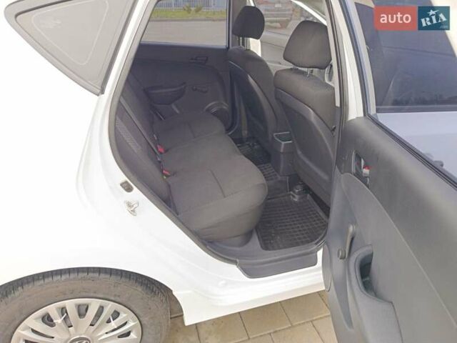 Белый Хендай i30, объемом двигателя 1.6 л и пробегом 171 тыс. км за 7650 $, фото 20 на Automoto.ua