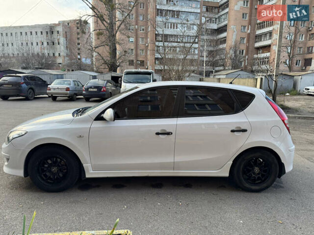 Білий Хендай i30, об'ємом двигуна 1.59 л та пробігом 135 тис. км за 7900 $, фото 5 на Automoto.ua