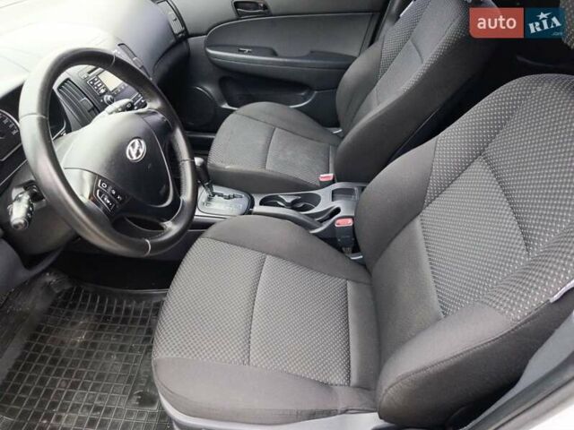 Белый Хендай i30, объемом двигателя 1.6 л и пробегом 171 тыс. км за 7650 $, фото 16 на Automoto.ua