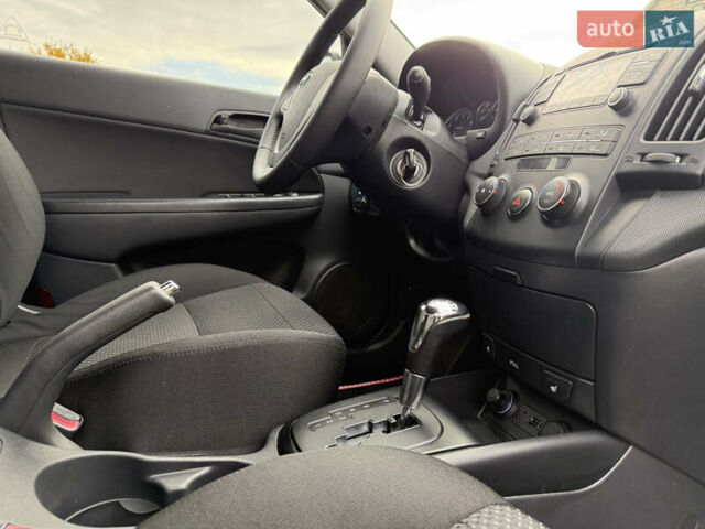 Белый Хендай i30, объемом двигателя 1.6 л и пробегом 164 тыс. км за 7500 $, фото 13 на Automoto.ua