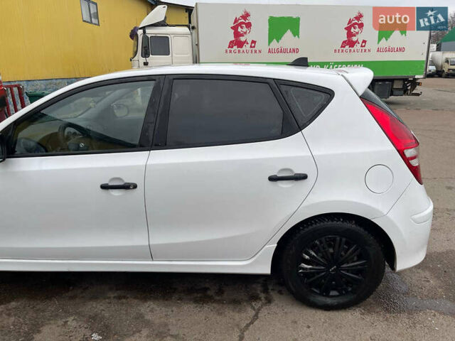 Белый Хендай i30, объемом двигателя 1.4 л и пробегом 196 тыс. км за 5500 $, фото 2 на Automoto.ua