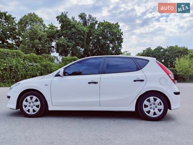 Белый Хендай i30, объемом двигателя 1.6 л и пробегом 163 тыс. км за 6500 $, фото 9 на Automoto.ua