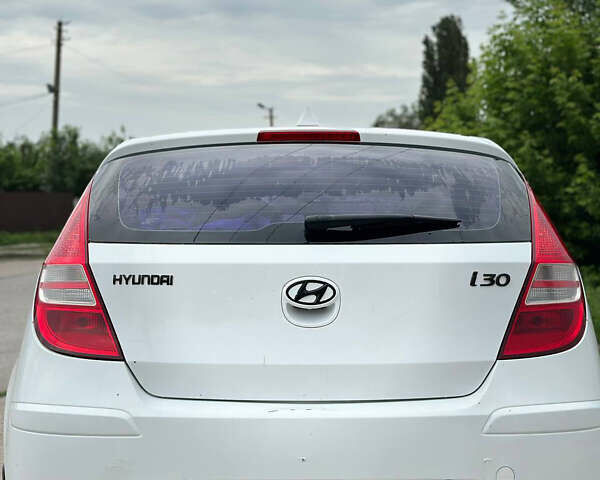 Білий Хендай i30, об'ємом двигуна 1.6 л та пробігом 225 тис. км за 7000 $, фото 3 на Automoto.ua