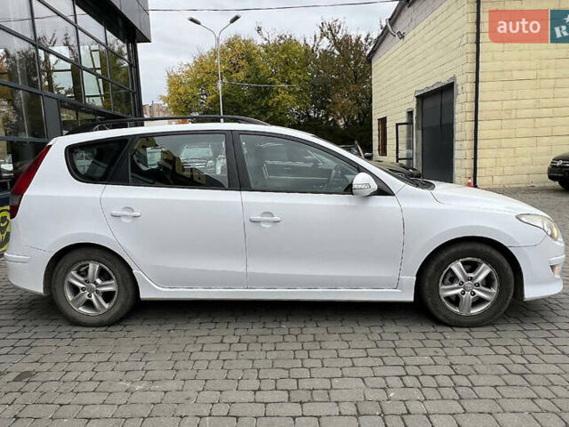 Белый Хендай i30, объемом двигателя 1.58 л и пробегом 250 тыс. км за 5700 $, фото 7 на Automoto.ua