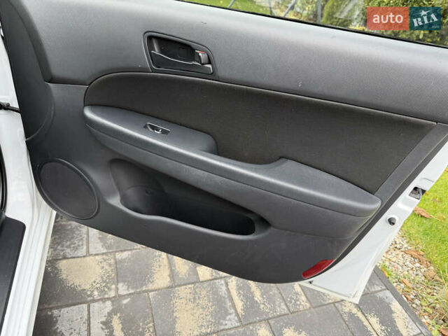 Белый Хендай i30, объемом двигателя 1.6 л и пробегом 164 тыс. км за 7500 $, фото 11 на Automoto.ua