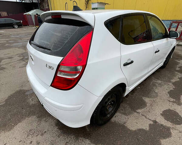 Белый Хендай i30, объемом двигателя 1.4 л и пробегом 196 тыс. км за 5500 $, фото 7 на Automoto.ua