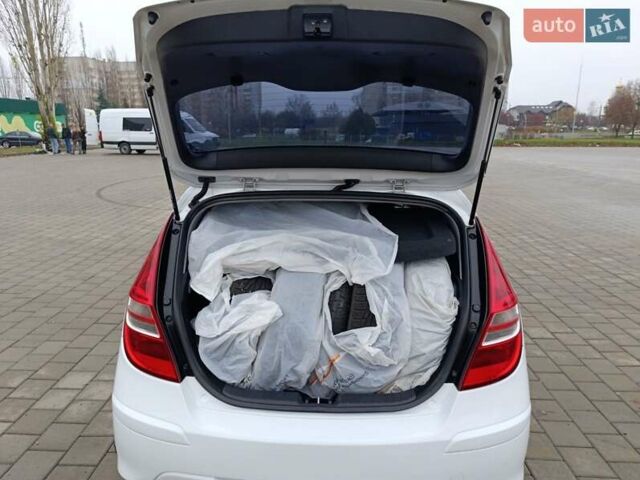 Белый Хендай i30, объемом двигателя 1.6 л и пробегом 171 тыс. км за 7650 $, фото 5 на Automoto.ua