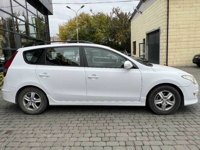 Белый Хендай i30, объемом двигателя 1.6 л и пробегом 250 тыс. км за 5700 $, фото 7 на Automoto.ua