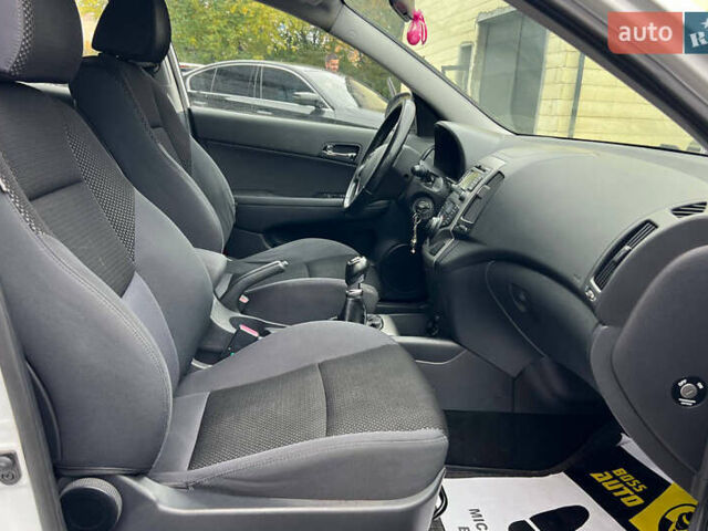 Белый Хендай i30, объемом двигателя 1.58 л и пробегом 250 тыс. км за 5700 $, фото 9 на Automoto.ua