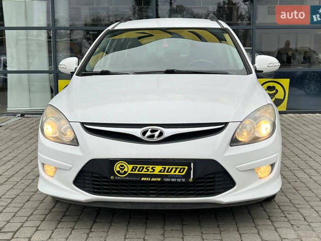 Белый Хендай i30, объемом двигателя 1.58 л и пробегом 250 тыс. км за 5700 $, фото 1 на Automoto.ua