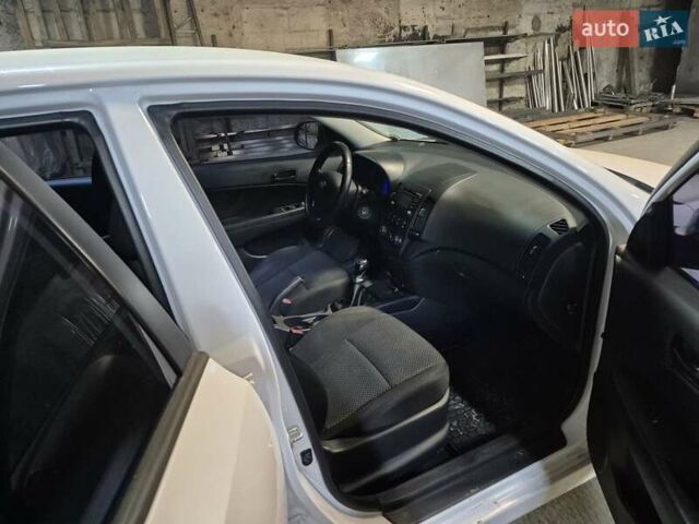 Білий Хендай i30, об'ємом двигуна 1.59 л та пробігом 170 тис. км за 6000 $, фото 7 на Automoto.ua