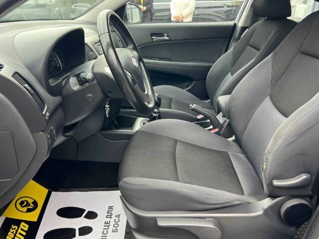 Белый Хендай i30, объемом двигателя 1.6 л и пробегом 250 тыс. км за 5700 $, фото 18 на Automoto.ua