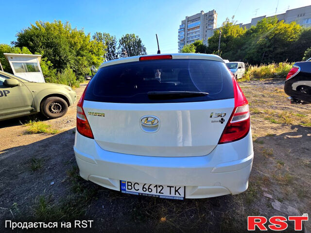 Белый Хендай i30, объемом двигателя 1.4 л и пробегом 182 тыс. км за 6000 $, фото 3 на Automoto.ua