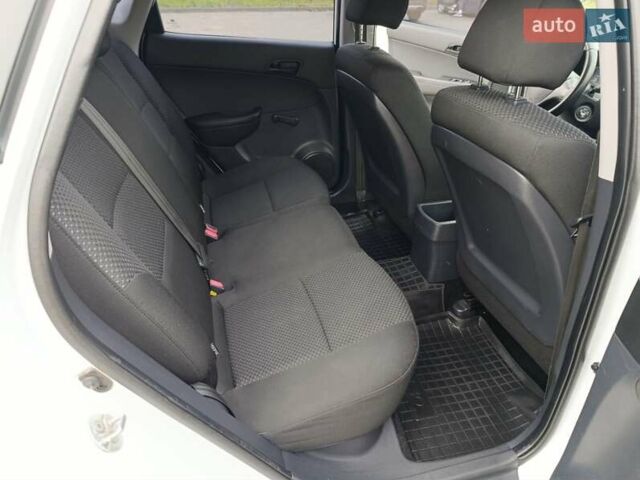 Белый Хендай i30, объемом двигателя 1.6 л и пробегом 171 тыс. км за 7650 $, фото 21 на Automoto.ua