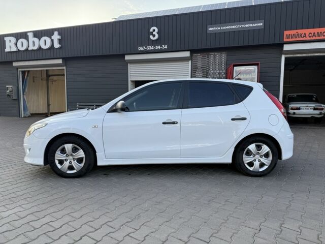 Белый Хендай i30, объемом двигателя 1.6 л и пробегом 150 тыс. км за 5950 $, фото 1 на Automoto.ua