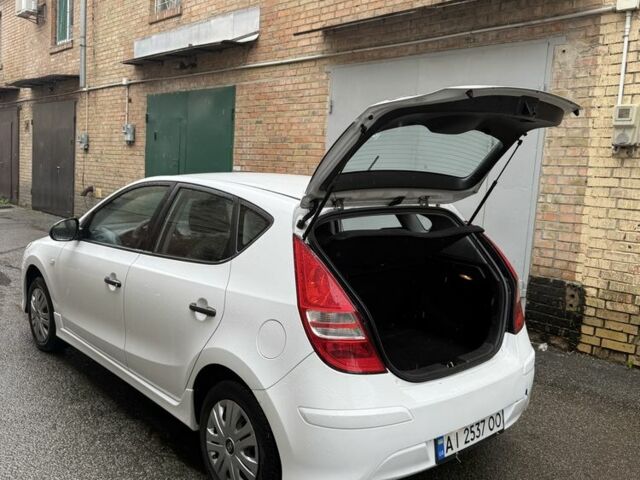 Белый Хендай i30, объемом двигателя 1.4 л и пробегом 234 тыс. км за 4999 $, фото 5 на Automoto.ua