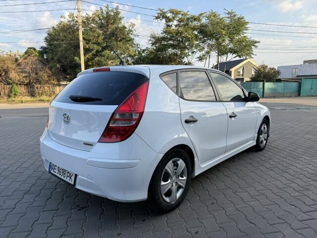 Белый Хендай i30, объемом двигателя 1.6 л и пробегом 150 тыс. км за 5950 $, фото 4 на Automoto.ua