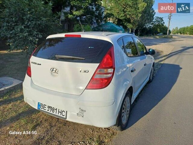 Белый Хендай i30, объемом двигателя 1.58 л и пробегом 289 тыс. км за 5750 $, фото 3 на Automoto.ua