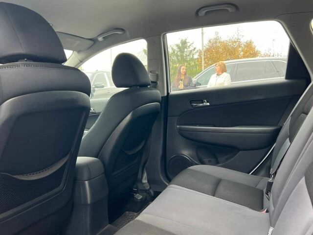 Белый Хендай i30, объемом двигателя 1.6 л и пробегом 250 тыс. км за 5700 $, фото 17 на Automoto.ua