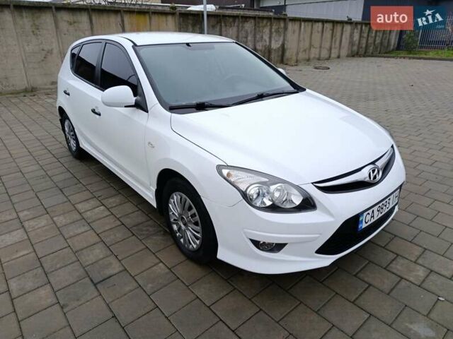 Белый Хендай i30, объемом двигателя 1.6 л и пробегом 171 тыс. км за 7650 $, фото 7 на Automoto.ua