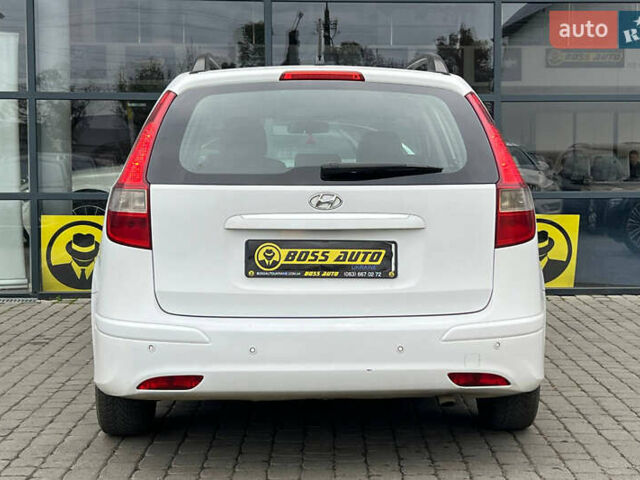Белый Хендай i30, объемом двигателя 1.58 л и пробегом 250 тыс. км за 5700 $, фото 5 на Automoto.ua