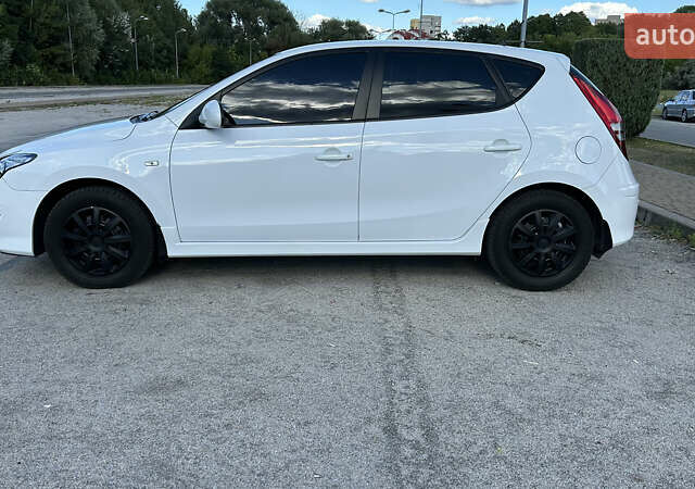 Білий Хендай i30, об'ємом двигуна 1.6 л та пробігом 123 тис. км за 8200 $, фото 4 на Automoto.ua