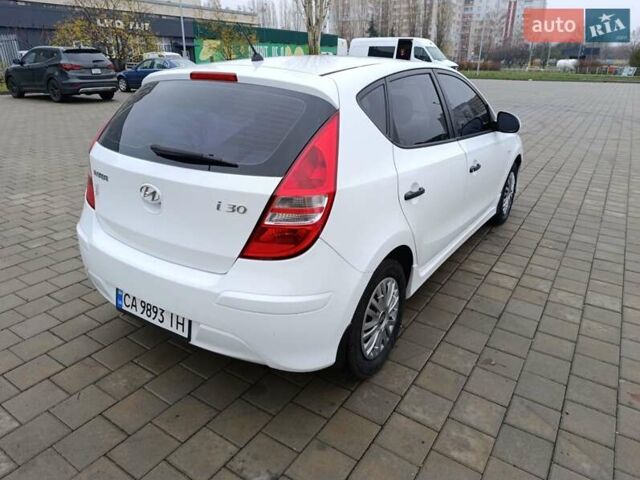 Белый Хендай i30, объемом двигателя 1.6 л и пробегом 171 тыс. км за 7650 $, фото 6 на Automoto.ua