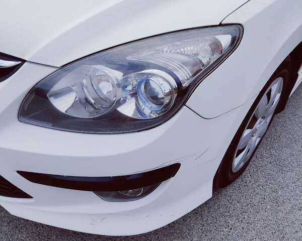 Белый Хендай i30, объемом двигателя 1.6 л и пробегом 163 тыс. км за 6500 $, фото 10 на Automoto.ua