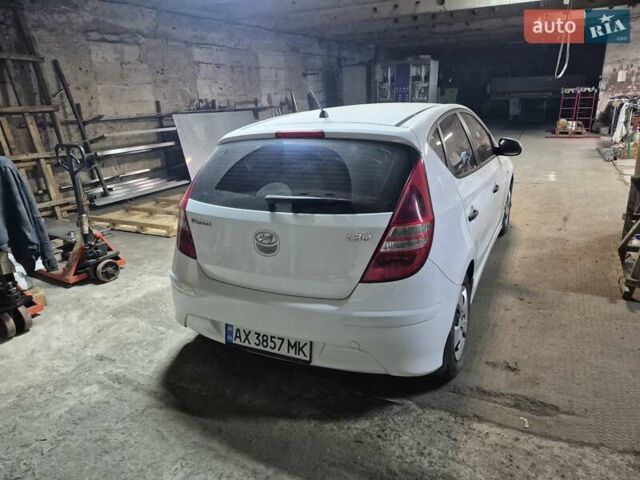 Білий Хендай i30, об'ємом двигуна 1.59 л та пробігом 170 тис. км за 6000 $, фото 3 на Automoto.ua