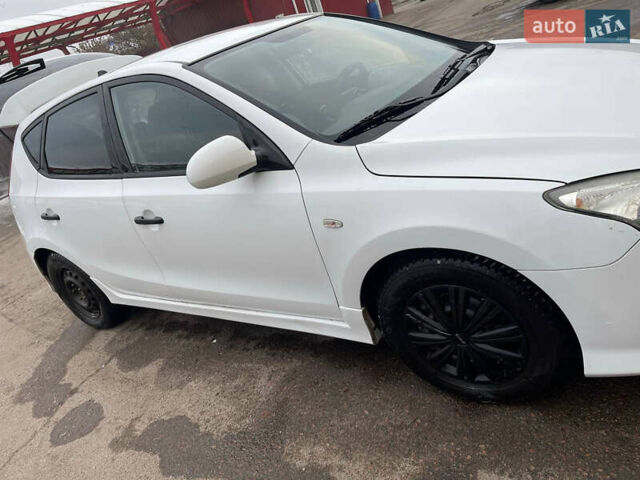 Белый Хендай i30, объемом двигателя 1.4 л и пробегом 196 тыс. км за 5500 $, фото 1 на Automoto.ua