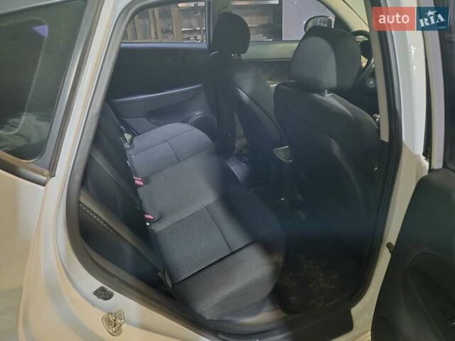 Білий Хендай i30, об'ємом двигуна 1.59 л та пробігом 170 тис. км за 6000 $, фото 6 на Automoto.ua