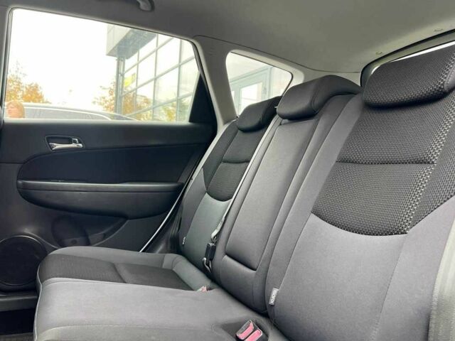 Белый Хендай i30, объемом двигателя 1.6 л и пробегом 250 тыс. км за 5700 $, фото 16 на Automoto.ua