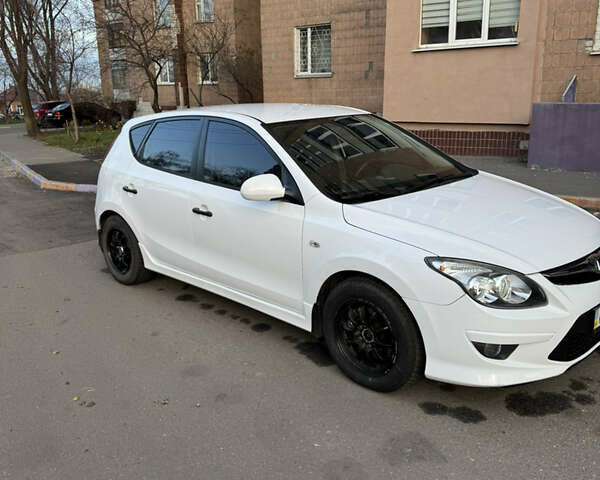Білий Хендай i30, об'ємом двигуна 1.59 л та пробігом 135 тис. км за 7900 $, фото 1 на Automoto.ua