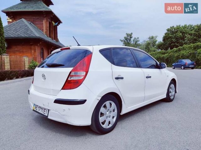 Белый Хендай i30, объемом двигателя 1.6 л и пробегом 163 тыс. км за 6500 $, фото 4 на Automoto.ua