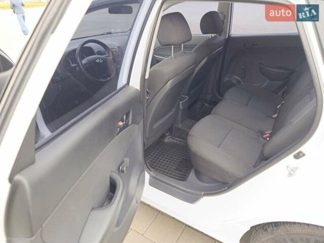 Белый Хендай i30, объемом двигателя 1.6 л и пробегом 171 тыс. км за 7650 $, фото 24 на Automoto.ua