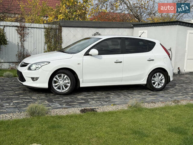 Белый Хендай i30, объемом двигателя 1.6 л и пробегом 164 тыс. км за 7500 $, фото 3 на Automoto.ua