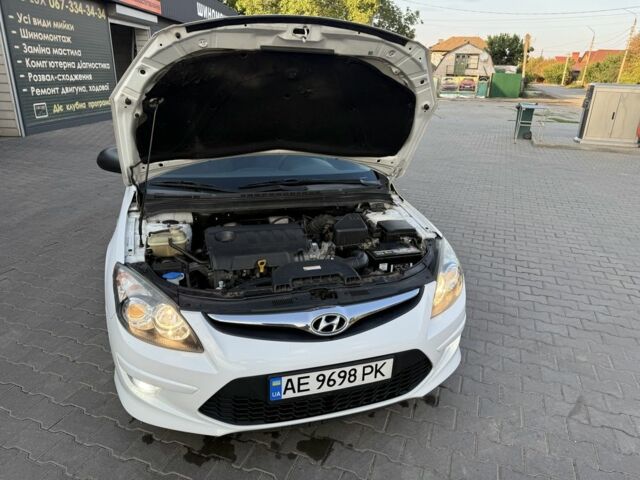 Белый Хендай i30, объемом двигателя 1.6 л и пробегом 150 тыс. км за 5950 $, фото 14 на Automoto.ua