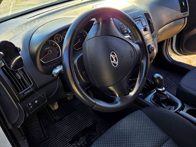 Белый Хендай i30, объемом двигателя 1.4 л и пробегом 182 тыс. км за 6000 $, фото 6 на Automoto.ua