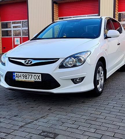 Белый Хендай i30, объемом двигателя 1.4 л и пробегом 93 тыс. км за 7500 $, фото 5 на Automoto.ua