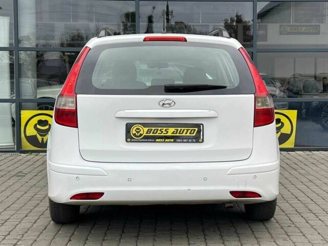 Белый Хендай i30, объемом двигателя 1.6 л и пробегом 250 тыс. км за 5700 $, фото 5 на Automoto.ua