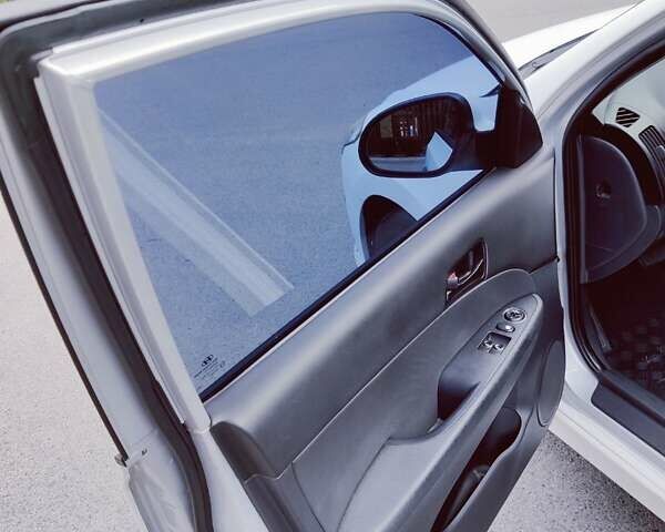 Белый Хендай i30, объемом двигателя 1.6 л и пробегом 163 тыс. км за 6500 $, фото 21 на Automoto.ua