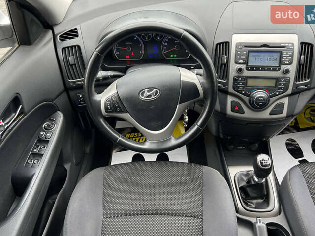 Белый Хендай i30, объемом двигателя 1.58 л и пробегом 250 тыс. км за 5700 $, фото 15 на Automoto.ua