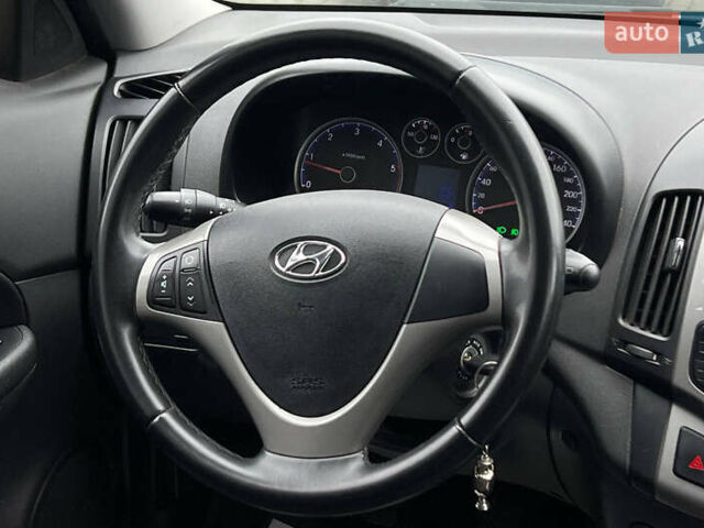 Белый Хендай i30, объемом двигателя 1.58 л и пробегом 250 тыс. км за 5700 $, фото 13 на Automoto.ua