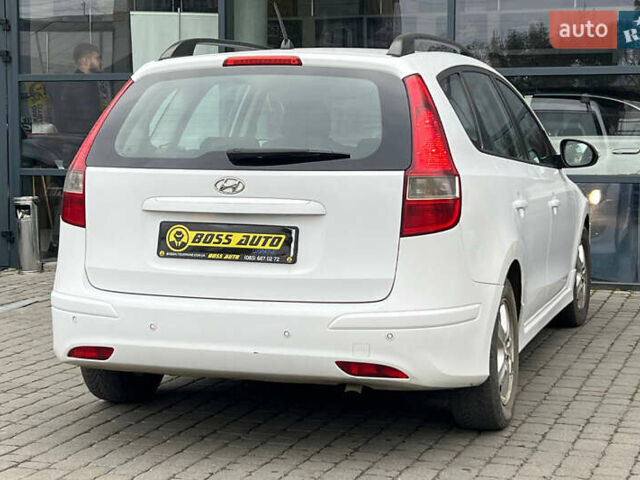 Белый Хендай i30, объемом двигателя 1.58 л и пробегом 250 тыс. км за 5700 $, фото 6 на Automoto.ua
