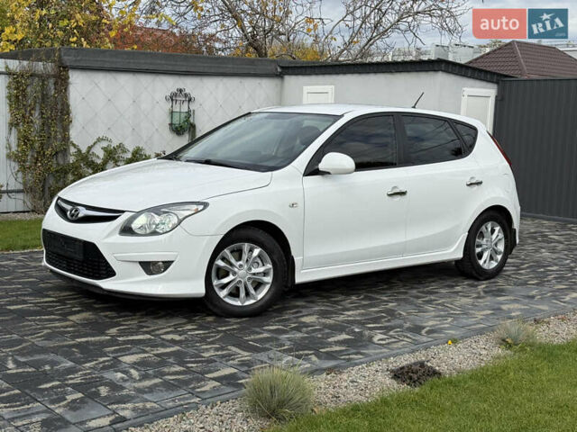 Белый Хендай i30, объемом двигателя 1.6 л и пробегом 164 тыс. км за 7500 $, фото 1 на Automoto.ua