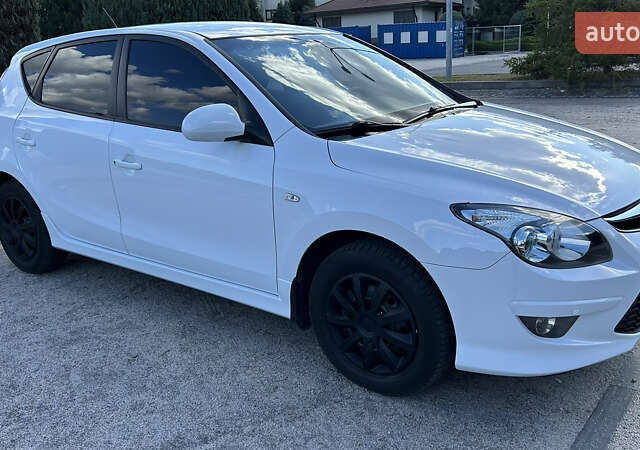Білий Хендай i30, об'ємом двигуна 1.6 л та пробігом 123 тис. км за 8200 $, фото 5 на Automoto.ua