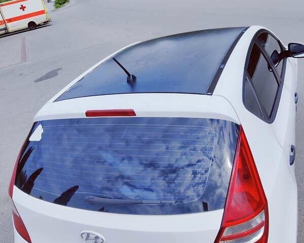 Белый Хендай i30, объемом двигателя 1.6 л и пробегом 163 тыс. км за 6500 $, фото 14 на Automoto.ua