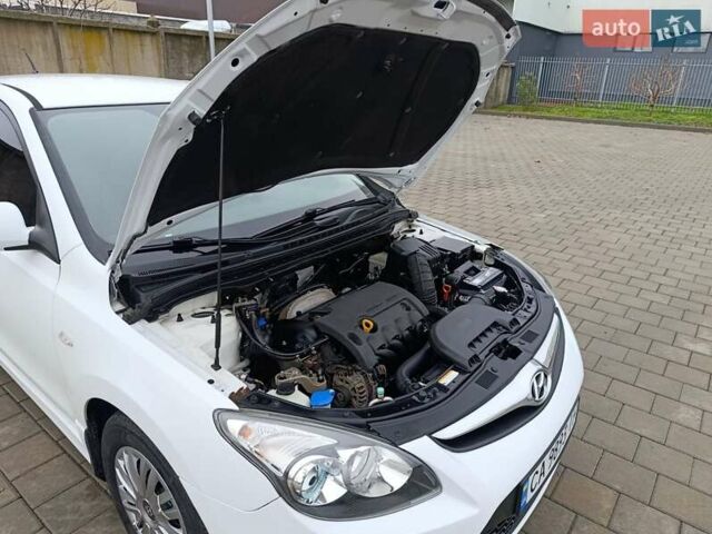 Белый Хендай i30, объемом двигателя 1.6 л и пробегом 171 тыс. км за 7650 $, фото 12 на Automoto.ua