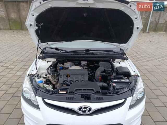 Белый Хендай i30, объемом двигателя 1.6 л и пробегом 171 тыс. км за 7650 $, фото 11 на Automoto.ua