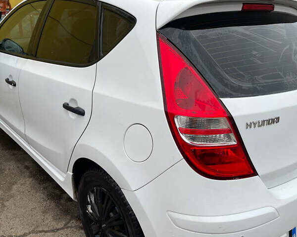 Белый Хендай i30, объемом двигателя 1.4 л и пробегом 196 тыс. км за 5500 $, фото 5 на Automoto.ua